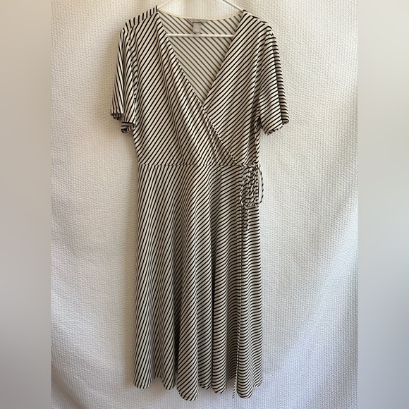 H&M Dresses & Skirts - H&M Black Tan Striped Faux Wrap Midi Dress Short Sleeve Tie Waist Large